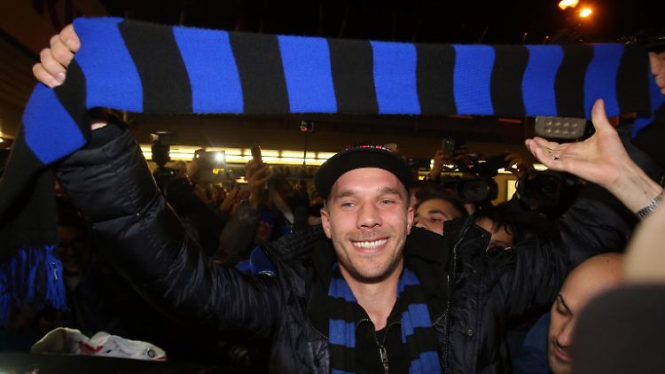 Weltmeisterlicher Empfang: Lukas Podolski bei seiner Ankunft in Mailand am Freitagabend.