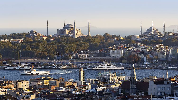 Die Hagia Sophia (links im Bild) war einst eine der größten Kirchen der Region. Ab 1453 war das Gebäude eine Moschee, seit 1931 ist es ein Museum.