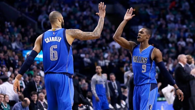 High Five: Dallas-Center Tyson Chandler klatscht mit Matchwinner Rajon Rondo ab.