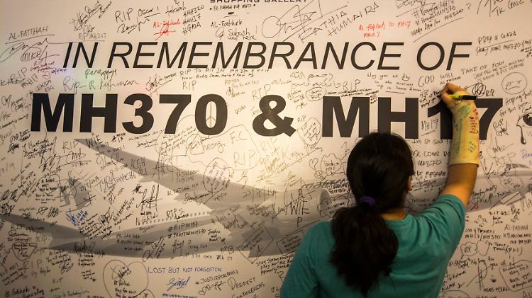 Gedenken an die Opfer des Fluges MH370 und MH17. MH370 verschwand im März 2014 auf dem Weg von Kuala Lumpur nach Peking spurlos, MH17 im Juli über der Ostukraine.