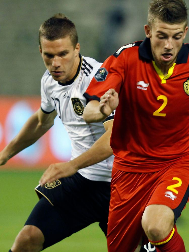 Meist einen Schritt zu spät: Lukas Podolski am Freitagabend in Brüssel, hier gegen den Belgier Toby Alderweireld.