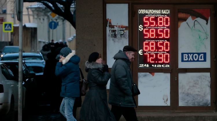 Vor einer Wechselstube in Moskau: Der Rubel-Verfall macht der russischen Wirtschaft zu schaffen.