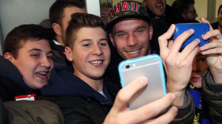 Immer dabei: Das Smartphone von Fußball- und Twitter-Weltmeister Lukas Podolski.