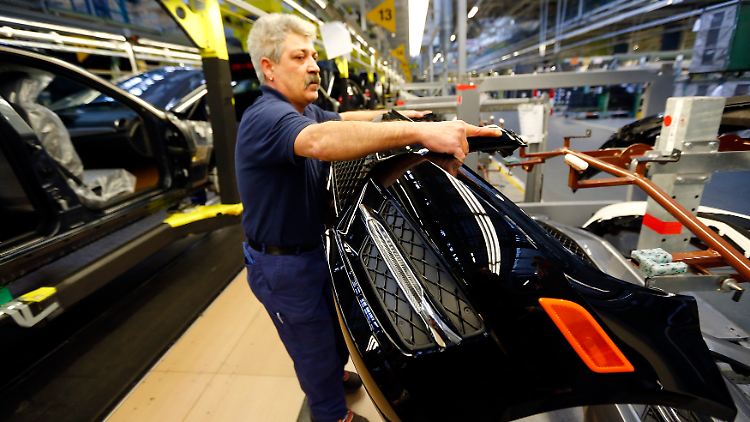 Daimler-Mitarbeiter in Sindelfingen: Die Angestellten stehen unter Verdacht.