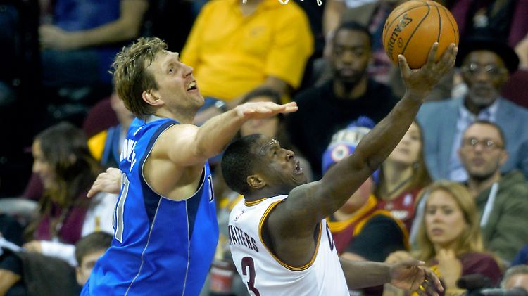 Alles unter Kontrolle: Dirk Nowitzki mit Clevelands Dion Waiters.