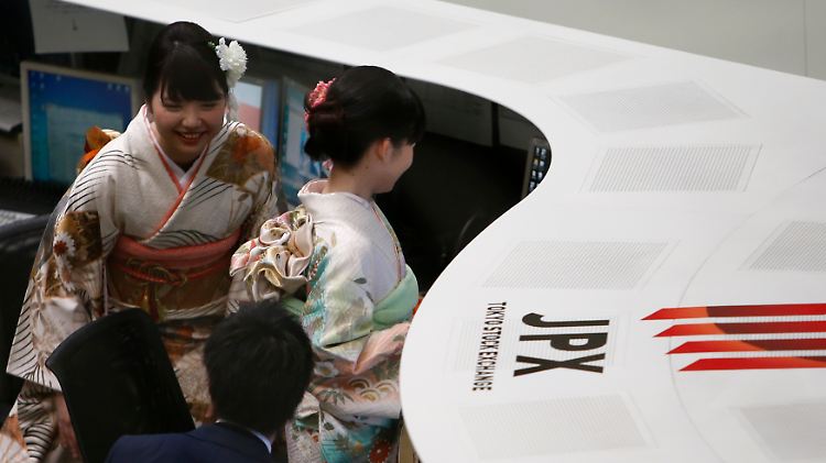 Hübsch ins neue Jahr: In Tokio beginnen traditionell gekleidete Börsianer den Handelstag.