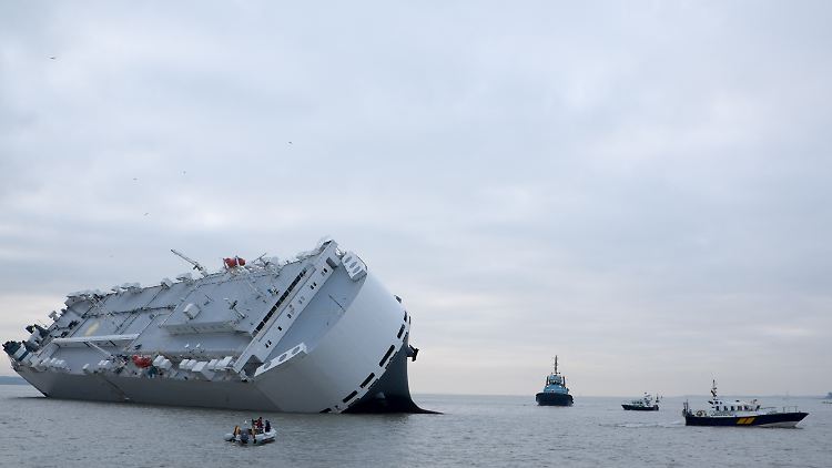 Die "Höegh Osaka" mit Schlagseite vor der Isle of Wight.
