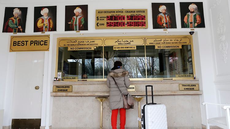 In der Türkei steuert die Währung auf ein Rekordtief. Der Ansturm auf die Wechselstuben ist groß.