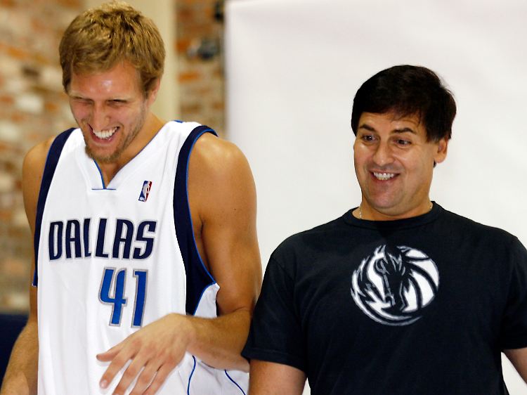 Dirk Nowitzki und Club-Besitzer Mark Cuban freuen sich über den neusten Transfer-Coup.