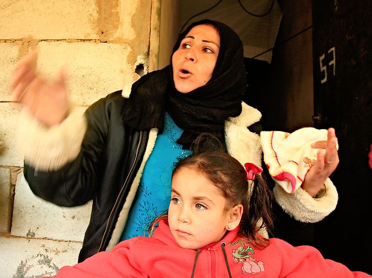 Amal Khorsan im Flüchtlingslager Bar Elias erzählt vom Grauen des Krieges in Syrien. Die Grenze in den sicheren Libanon ist mit der neuen Visapflicht für die meisten faktisch geschlossen.