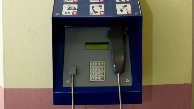 Handys sind für Häftlinge tabu, also sind sie auf Festnetztelefonate angewiesen.
