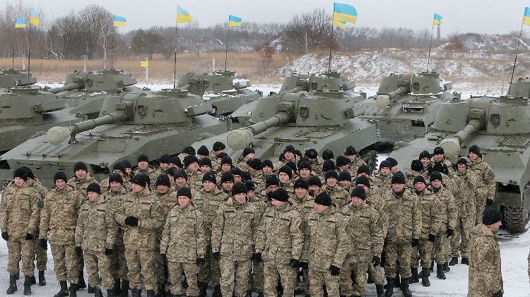 Panzer, Haubitzen und Schützenpanzer - die Ukraine rüstet auf. 
