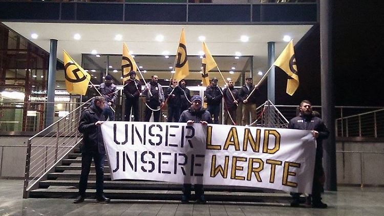 18 Personen hissten Transparente im sächsischen Landtag. Unter ihnen soll sich der bekannte Neonazi Tony G. befinden.