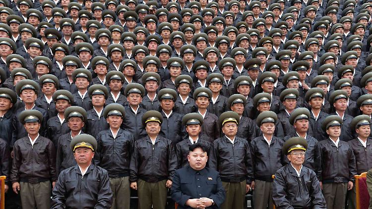 Kim Jong Un mit Untergebenen.