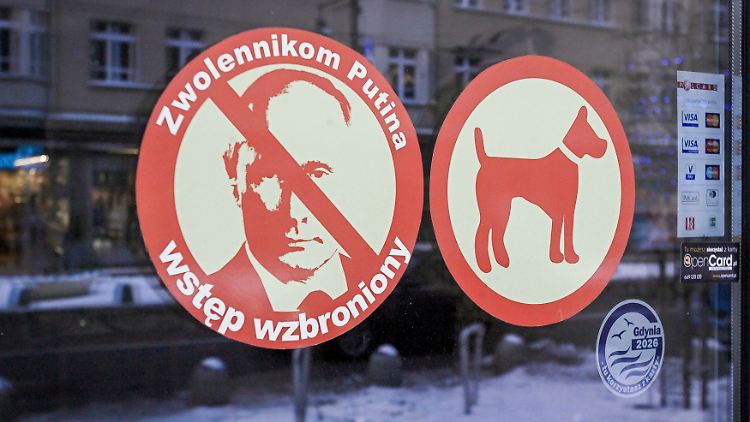 An einem ukrainischen Restaurant in Polen werden nicht nur Hunde sichtlich ausgesperrt, sondern auch Putin-Sympathisanten.