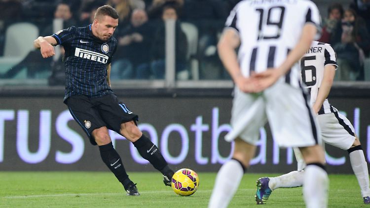 Der Neue bei Inter: Lukas Podolski spielt gegen Juve erstmals im Pirelli-Trikot der Mailänder.