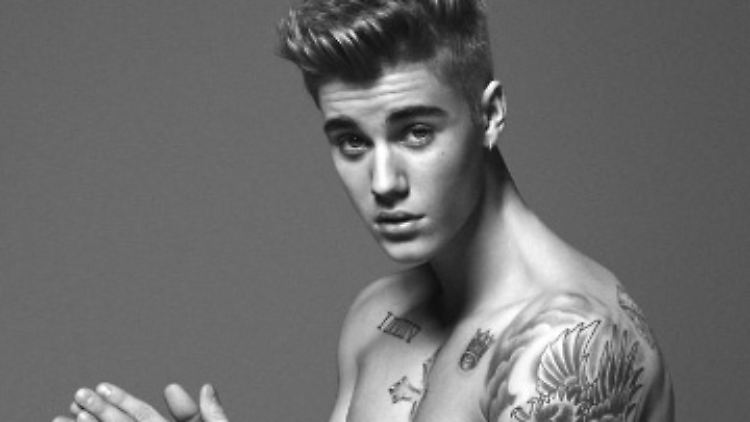 Justin Bieber fühle sich geehrt in die Fußstapfen von Mark Wahlberg zu treten.