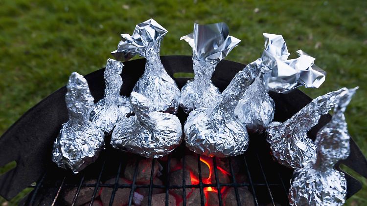 Beim Grillen ist Alufolie praktisch. Doch je nachdem, was drin ist, können Aluminiumteilchen in die Nahrung übergehen.