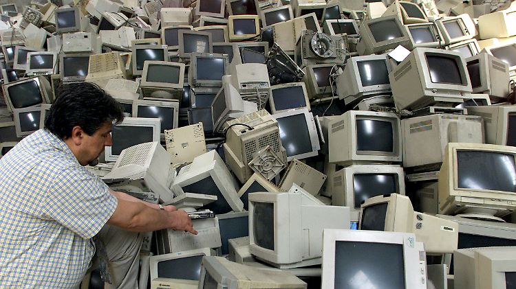 Längst ausrangiert: PCs in vergilbtem Weißgrau und mit Röhrenbildschirmen.