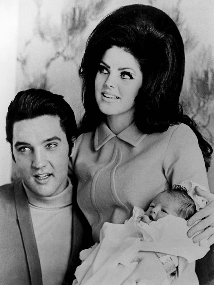 Baby Lisa Marie kurz nach ihrer Geburt am 1. Februar 1968 mit Elvis und Priscilla.