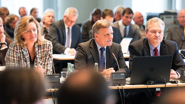 Hartmut Mehdorn (Mitte) bei der Anhörung.
