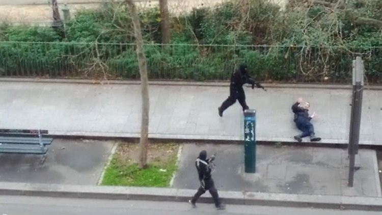 Das jüngste Attentat vom Januar 2015 - Hier wird ein Polizist auf offener Straße hingerichtet. Zuvor hatten die 2 Täter mindestens 12 Redakteure des Satire-Magazins "Charlie Hebdo" ermordet.