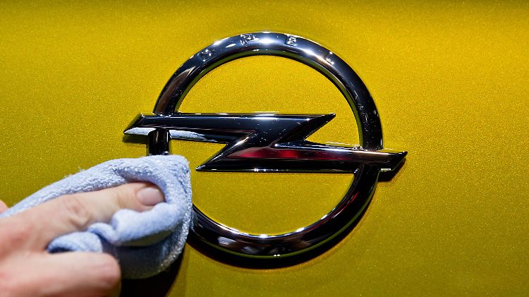 Der Blitz glänzt wieder - mit hervorragenden Zahlen im Gepäck will Opel 2016 die Konkurrenz angreifen.