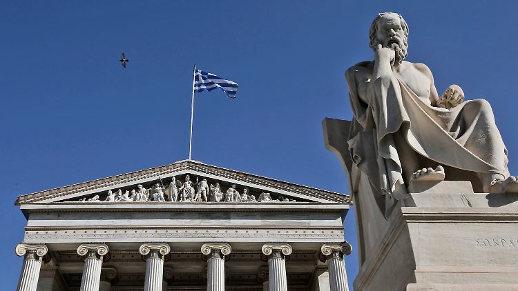 Socrates-Statue vor dem Gebäude der Akademie von Athen.