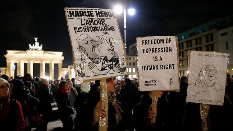 Vor dem Brandenburger Tor versammeln sich Hunderte Menschen, die sich mit den Opfern des Terroranschlags von Paris solidarisieren.