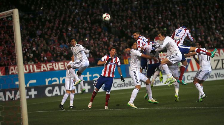 Und wieder drin: Atleticos Jose Maria Gimenez köpft zum 2:0 ein.