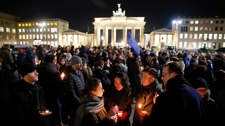 Trauer und Solidarität: Vor dem Brandenburger Tor in Berlin gedenkt eine schweigende Masse der Toten von Paris.