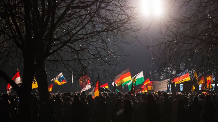 Mit deutschen, sächsischen und russischen Fahnen kämpft Pegida gegen den Islamismus - oder doch gegen den Islam?
