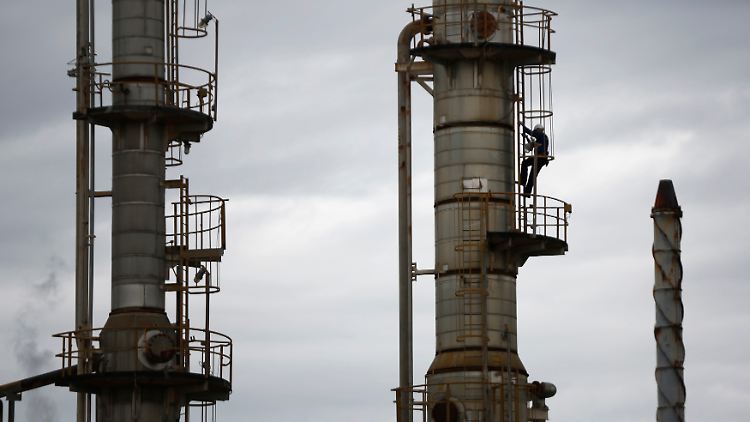 Ein Arbeiter klettert an einem Schornstein einer Öl-Raffinerie von Caltex in Sydney. Caltex gehört zu den führenden Öl-Raffinerien in Australien.