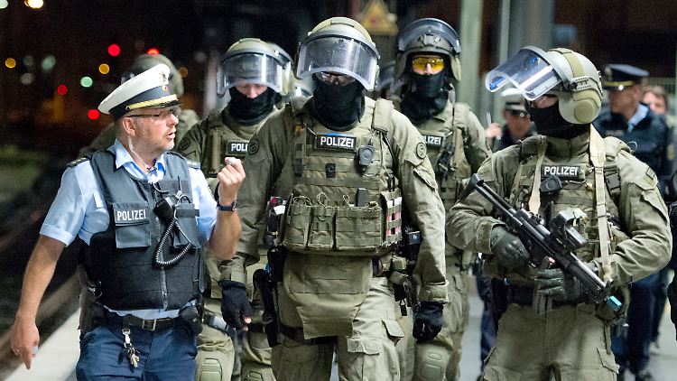 Mitglieder der Spezialeinheit GSG 9 proben den Ernstfall.
