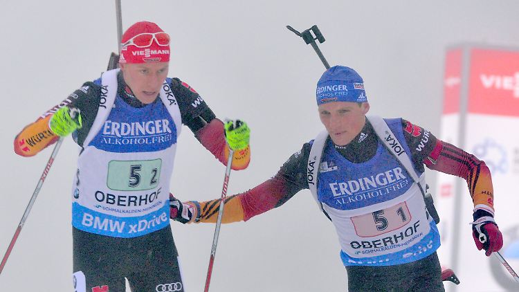 Kollege, bist du es? Daniel Böhm und Erik Lesser beim Wechsel.