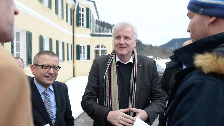 Seehofer gibt sich gut gelaunt in Wildbad Kreuth.