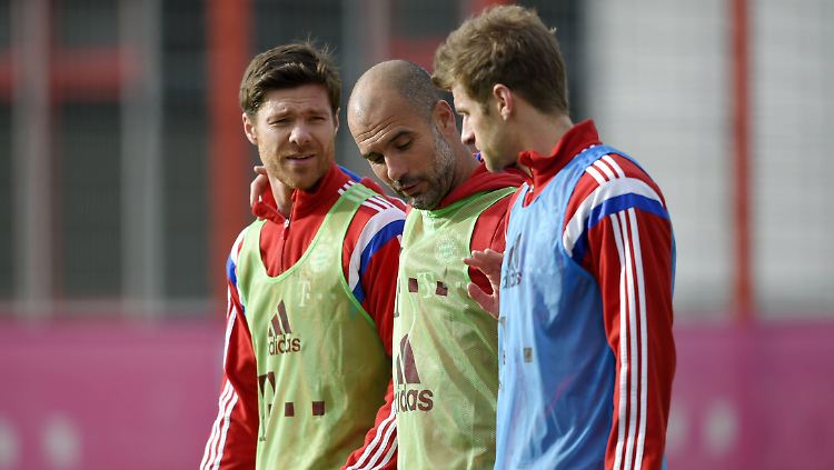 Läuft doch, Jungs: Trainer Josep Guardiola mit Xabi Alonso und Thomas Müller.