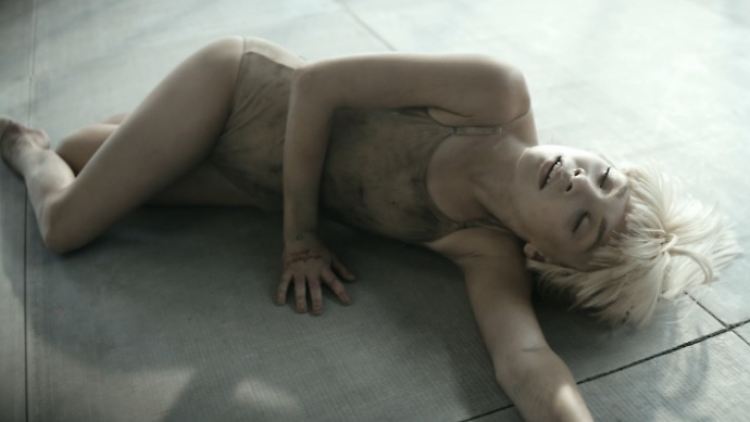 Kindlich-lasziv räkelt sich Maddie Ziegler in Sias Musikvideo zum Song "Elastic Heart".