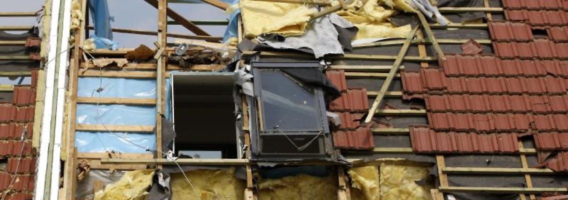 Deckt der Sturm das Dach ab, wird der Schaden über die Wohngebäudeversicherung reguliert. Foto: Oliver Killig