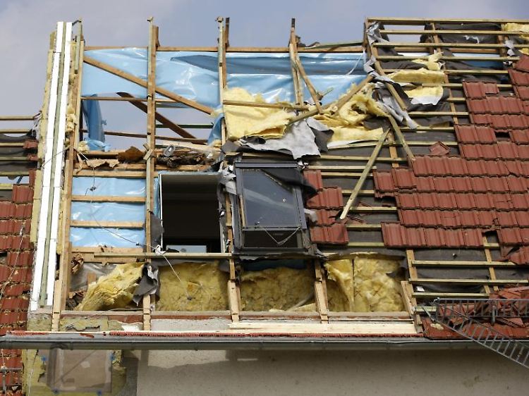 Deckt der Sturm das Dach ab, wird der Schaden über die Wohngebäudeversicherung reguliert.