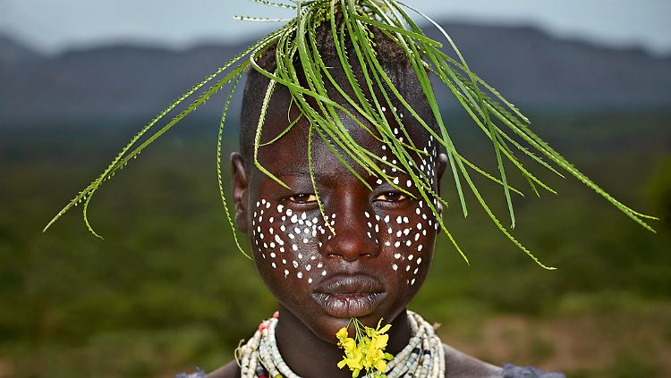 Blüten in der Unterlippe: im Omo-Tal kein ungewöhnlicher Körperschmuck.