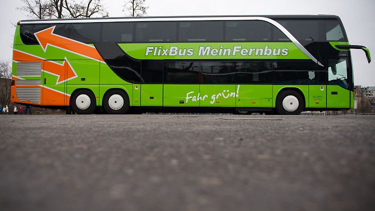Die Busse des fusionierten Unternehmens MeinFernbus FlixBus fahren in einheitlichem grünen Design.