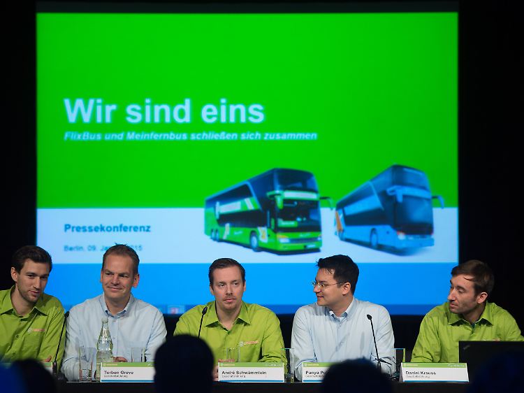 Die Geschäftsführer von MeinFernbus FlixBus, Jochen Engert, Torben Greve, Andre Schwämmlein, Panya Putsathit und Daniel Krauss (v.l.), auf der Pressekonferenz zur Unternehmensfusion.