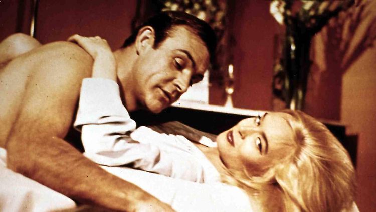 Kleines Schäferstündchen gefällig? Sean Connery als Bond und Shirley Eaton als Jill Masterson.
