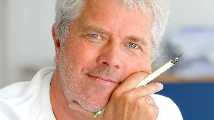 Thomas Plaßmann zeichnet seit Jahren Karikaturen und Cartoons, unter anderem für die "Frankfurter Rundschau", die "Berliner Zeitung" und die "Hannoversche Allgemeine Zeitung".