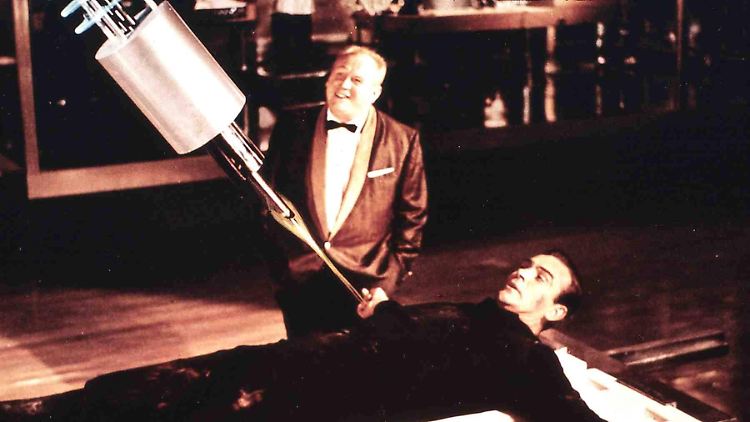 Eine Szene für die Ewigkeit: Bond und Goldfinger tauschen Nicklichkeiten aus.
