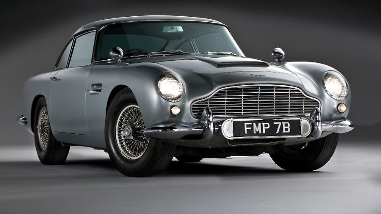 Ebenfalls legendär: Bonds Auto, ein Aston Martin DB5. Nach Start des Films stiegen die Verkäufe um 50 Prozent
