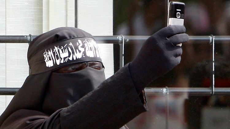Einige Sicherheits-Politiker wollen keine Gelegenheit ungenutzt lassen, um islamistische Anschläge zu verhindern. Die Überwachung der Telekommunikation ist nur eines von vielen Mitteln. Im Bild zu sehen ist die Frau eines islamistischen Häftlings im Libanon.