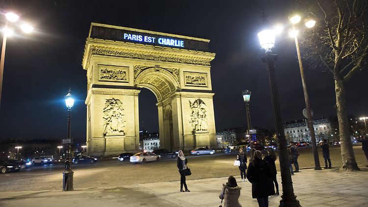Botschaft am Arc de Triomphe: "Paris est Charlie".