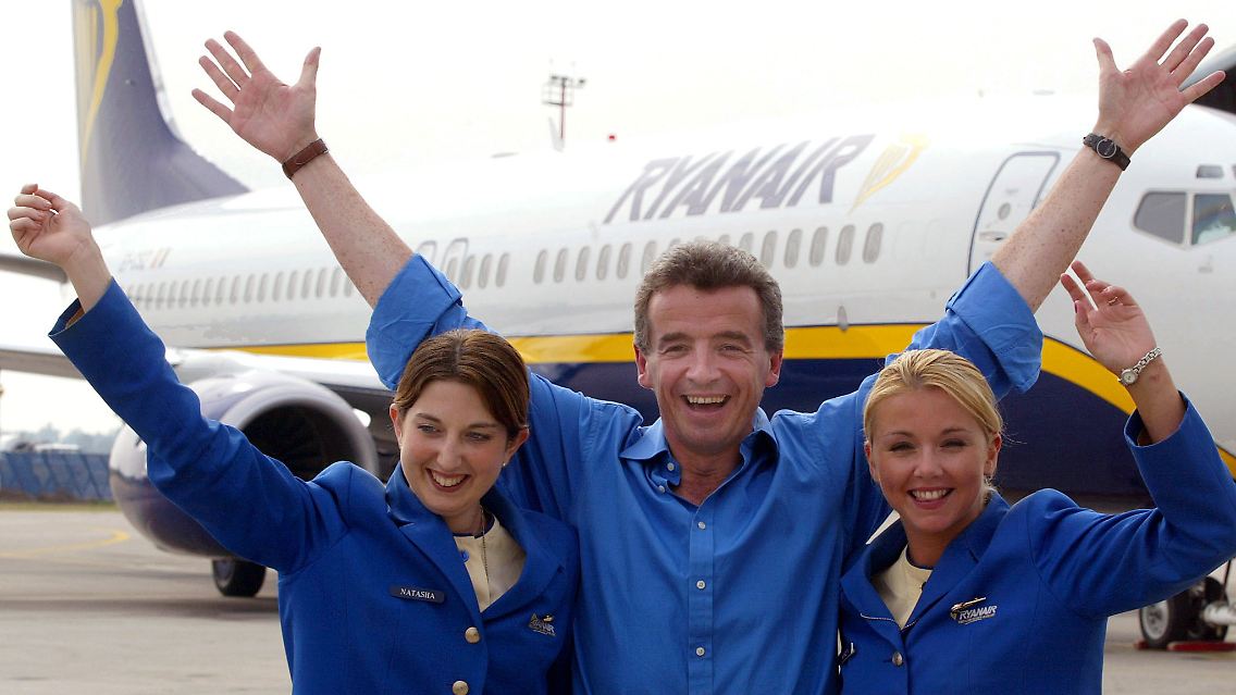 rayanair-stewardessoleary.jpg